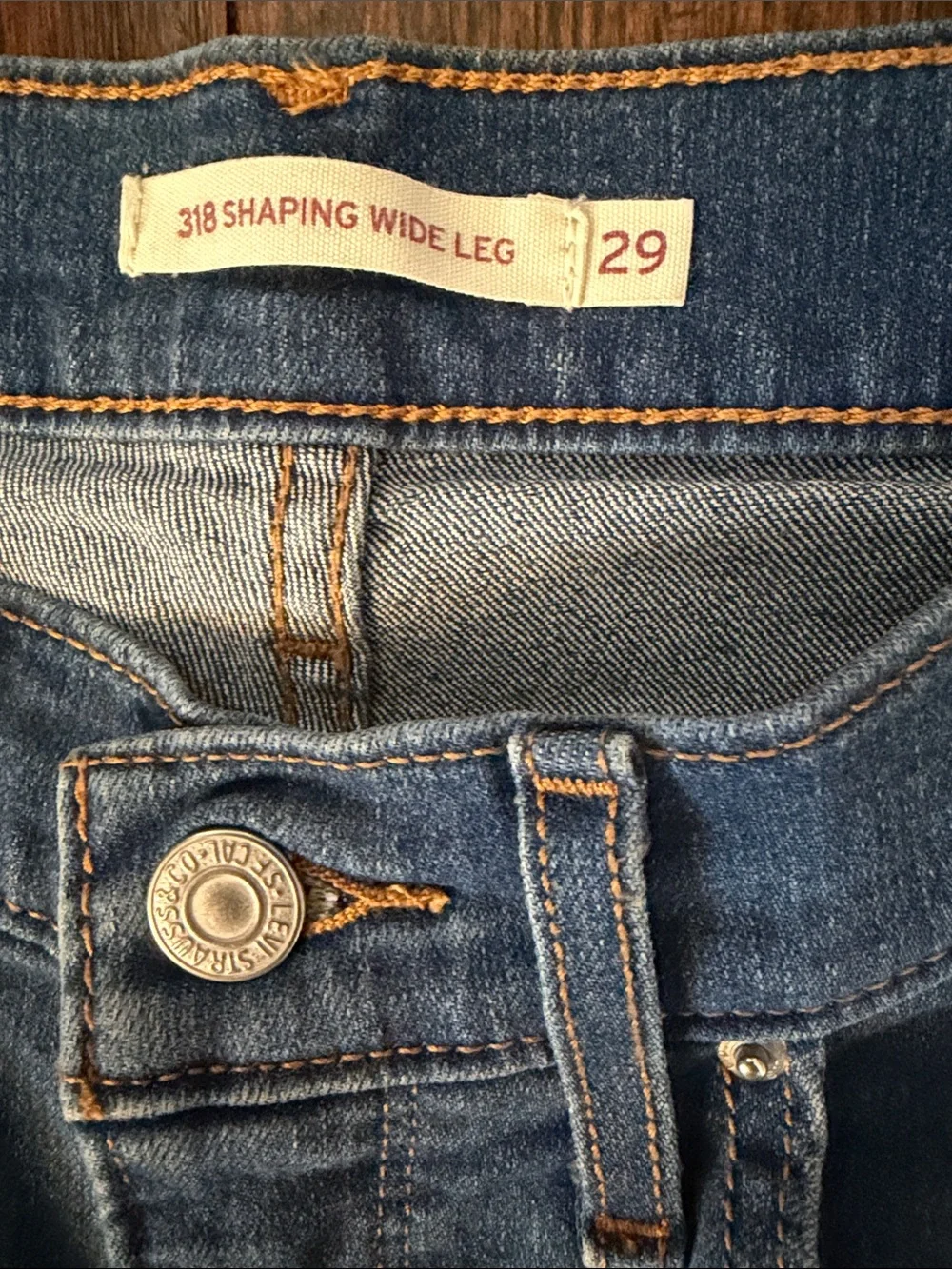 Levi’s 318 shaping Wide Leg Women’s Jeans in Medium Blue size 29